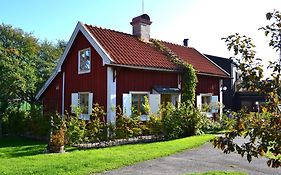Rustik gäststuga med lantlig känsla nära Örebro city